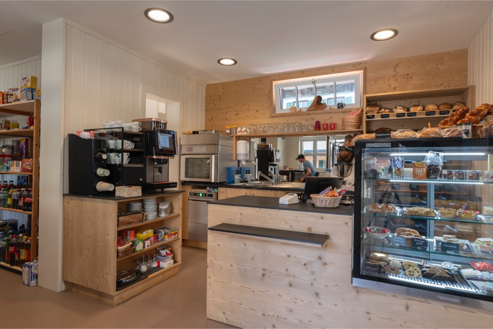 Keiner Laden und Café direkt im Zentrum Klosters Dorf für den täglichen Bedarf.