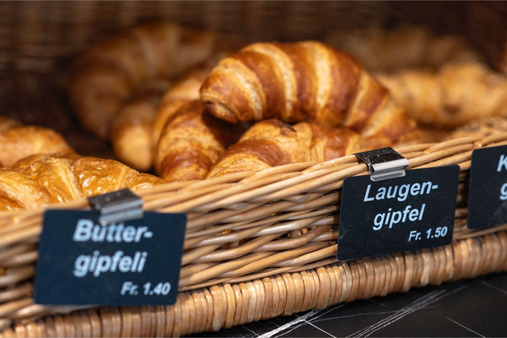 Frische Lebensmittel wie Gemüse, Brot und Milch findest du in Klosters Dorf im Dörfji Kaffee.