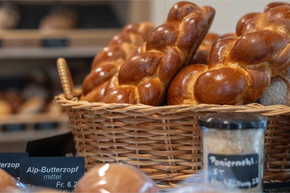 Geschenke, Bündner Nusstorte und Birnenbrot findest du im Döfjikaffee.