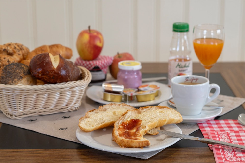 Frühstück, frisches Brot und kleine Mittagsmenü im Dörfji Kaffee.