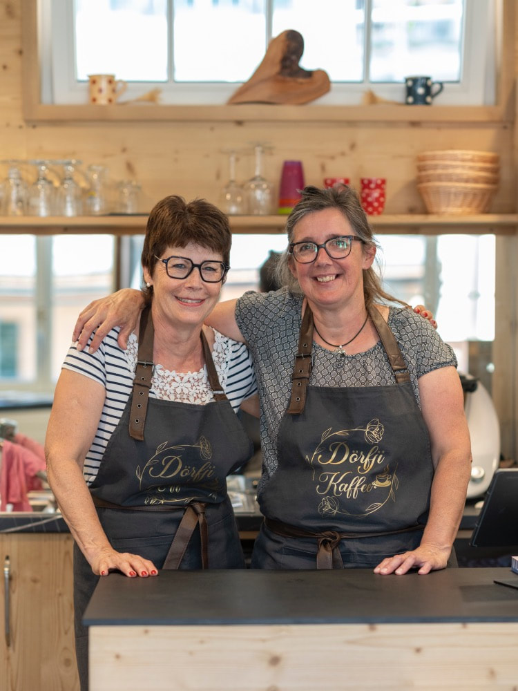 Team Dörfji Kaffee. Ein Besuch lohnt sich für Tee, Kaffee und Snacks. 