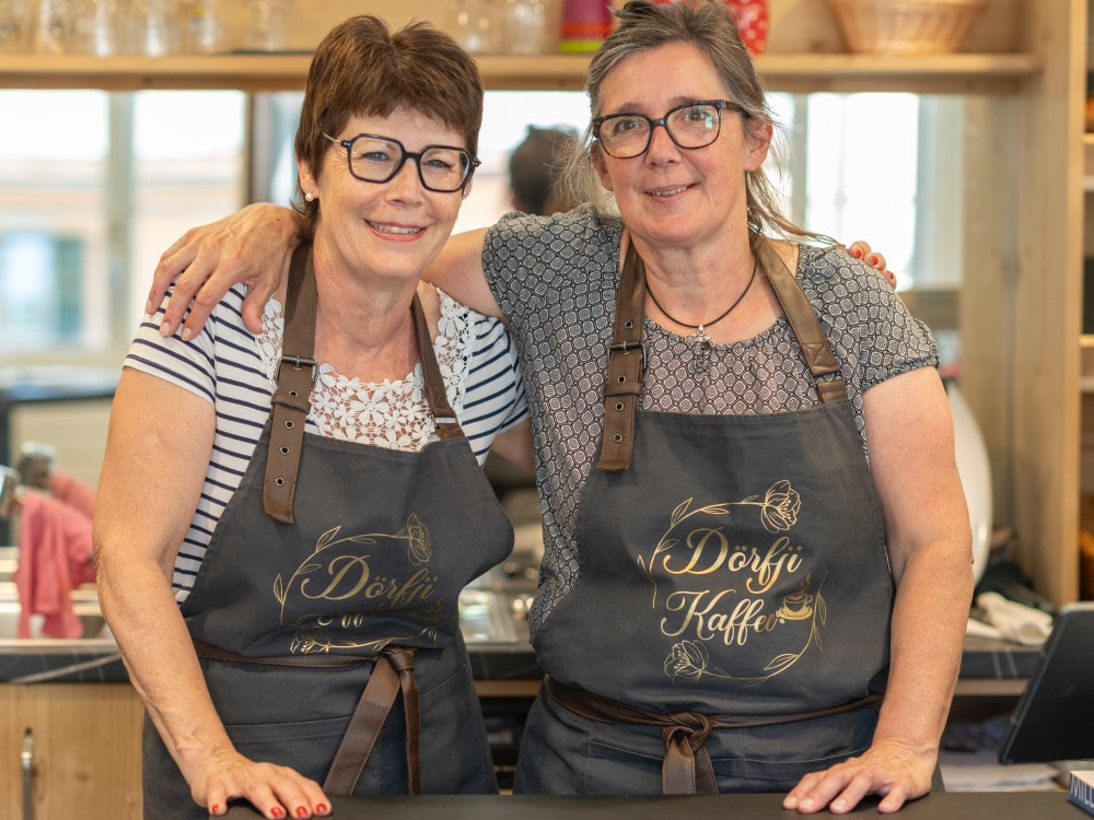 Altholz-Einrichtung Dörfji Kaffee – Gemütliches Café im alpinen Chic im Bahnhofsgebäude Klosters Dorf.