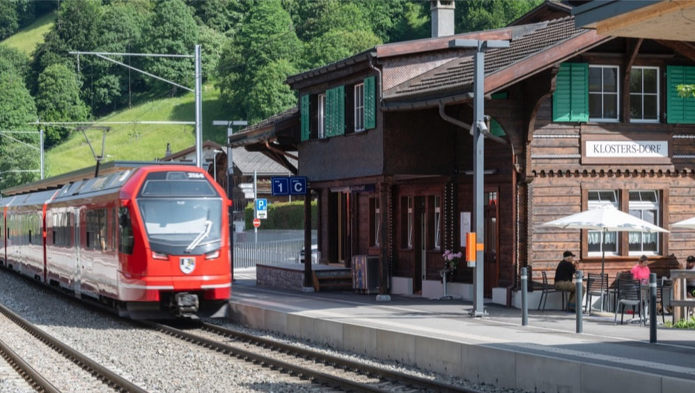 RHB Bahnhof Klosters Dorf. Station zur Madrisa Bahn und Ausgangspunkt für Wanderungen oder Biketouren. 